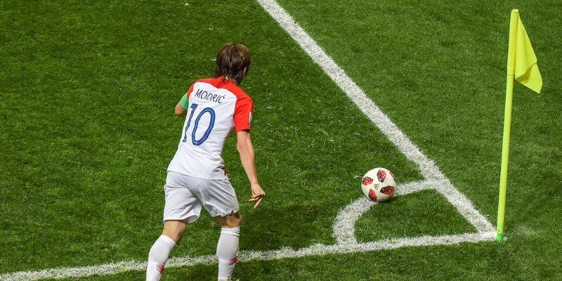 Luka Modric đang đứng trước quả phạt góc